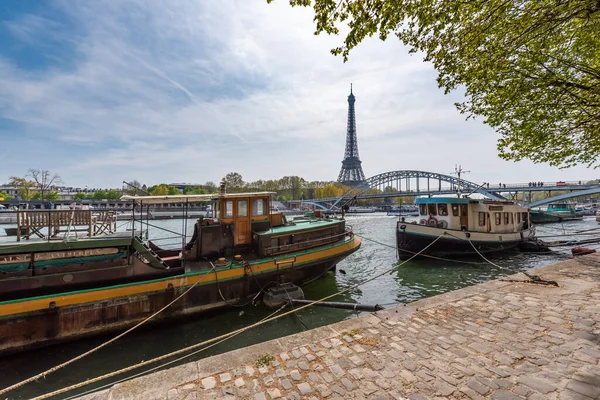 Seine river bankes in Paris on a sunny day — Stock Photo, Image