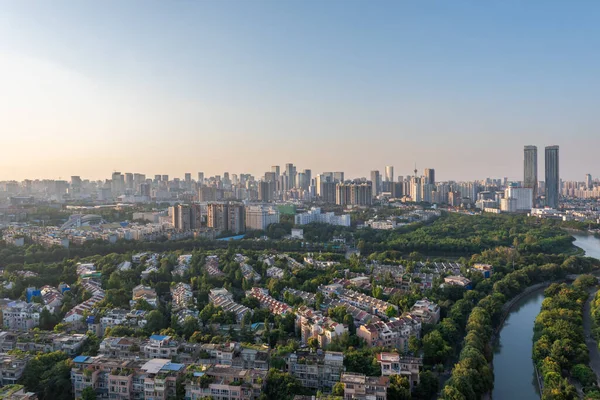 Luftaufnahme der Skyline von Chengdu am späten Nachmittag — Stockfoto