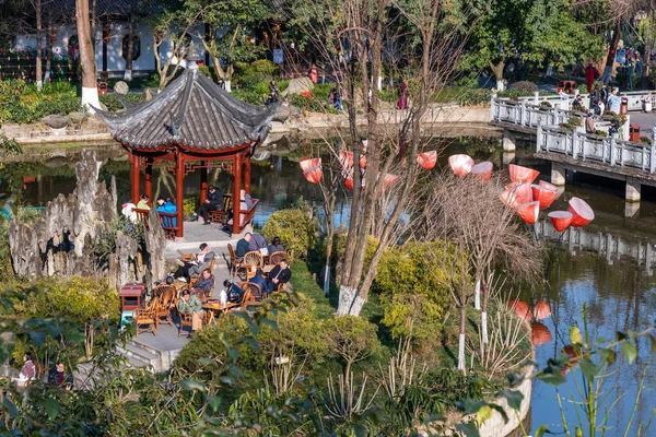 Gente relajándose en el Parque Cultural de Chengdu —  Fotos de Stock
