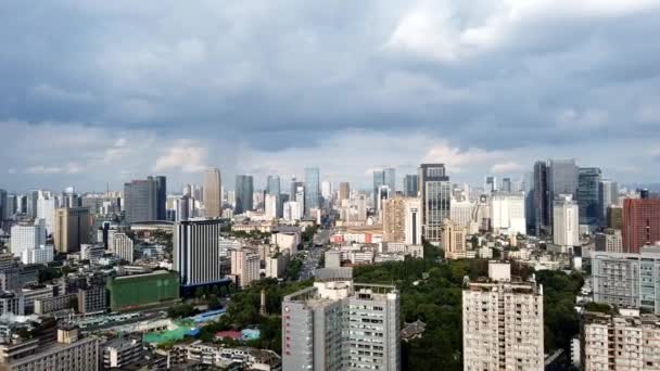 Chengdu şehir merkezi ufuk çizgisi hareket eden zaman çizelgesi hava görüntüsü — Stok video