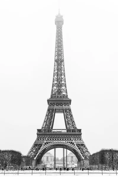 Eiffelturm unter dem Schnee in Paris — Stockfoto