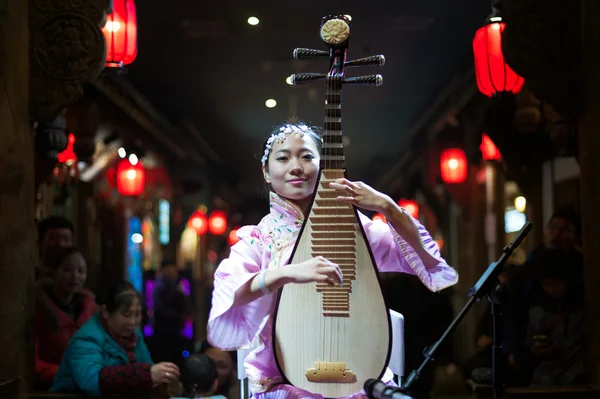 Chengdu, Province du Sichuan, Chine - 29 décembre 2014 : Artiste chinois effectuer art traditionnel visage changeant ou bianlian sur scène à Chunxifang Chunxilu — Zdjęcie stockowe