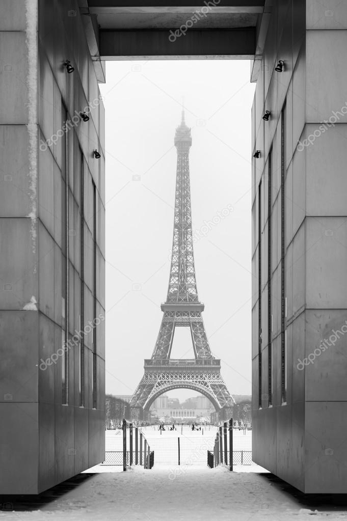 Eiffel tower under the snow