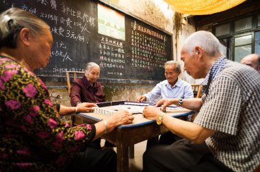 Eski Çin halkı Mahjong oynamaya