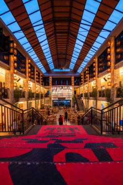 DaChiChaGuan Çay Evi geleneksel ve modern tasarımın bir karışımını sergiliyor. Ziyaretçiler, canlı bir dekor ve davetkar bir ortamda çay ve yerel mutfağın keyfini çıkarıyorlar..