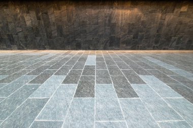 Sichuan, Chengdu 'daki parlak taş bir duvarla çelişen pürüzsüz, modern bir taş asfalt uzanıyor. Parlak taşlar bu şehir ortamında sofistike bir atmosfer yaratıyor..