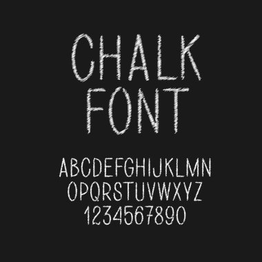   İnce tebeşir vektör harfleri. Kara tahtada Latin beyaz alfabesi.