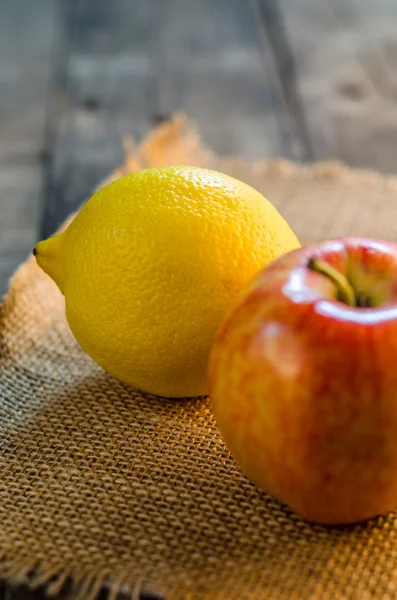 Citron och äpple — Stockfoto