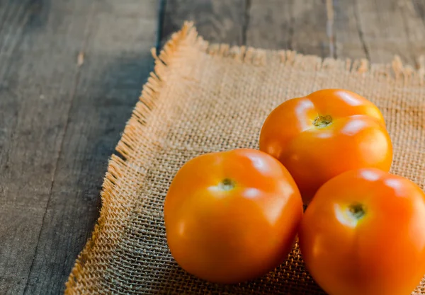 Tomater på bord — Stockfoto