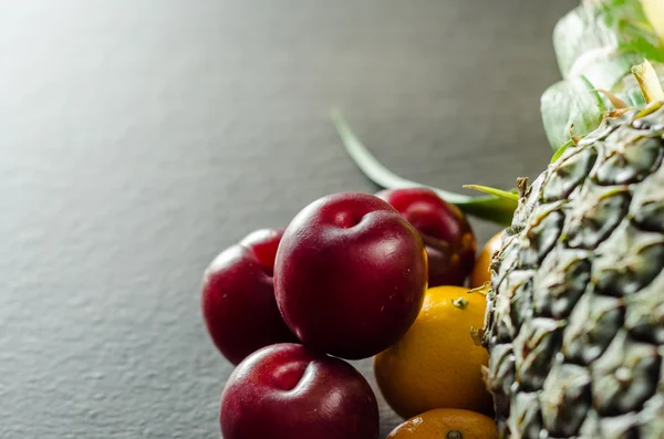 Барвисті фрукти на столі — стокове фото