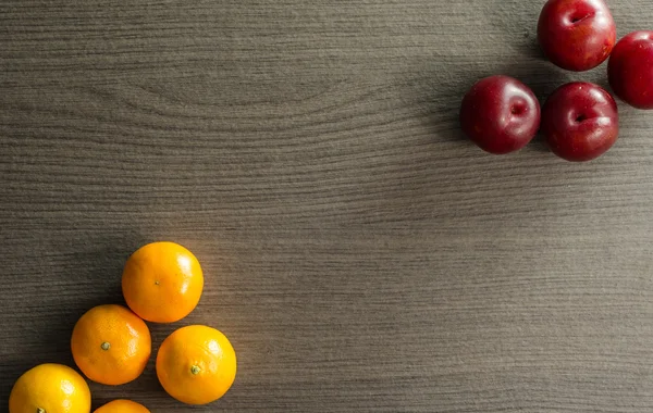 Clementinas e ameixas — Fotografia de Stock