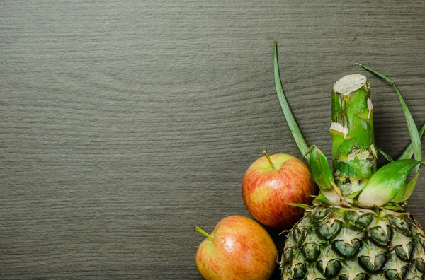 Äpplen och ananas — Stockfoto