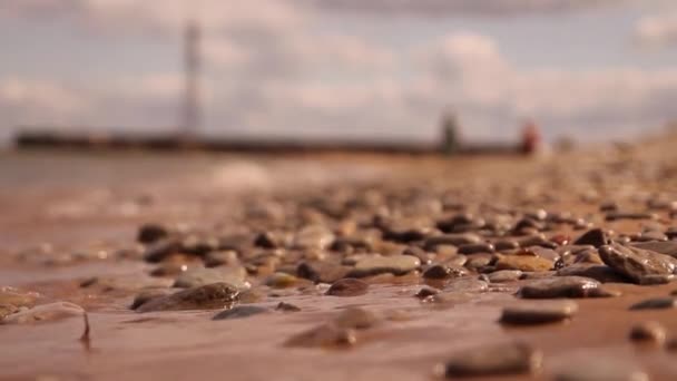 Wellen spielen mit Steinen — Stockvideo