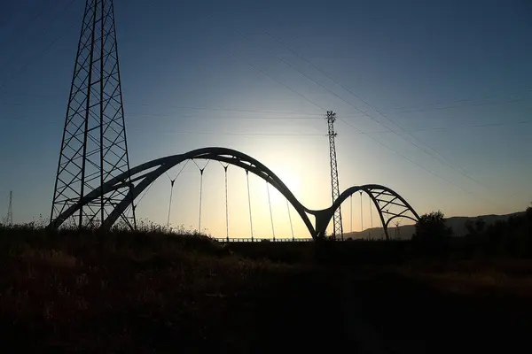 puente de arquitectura tramo ronda con sol de fondo