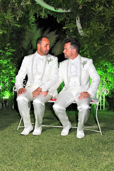 İki adam evleniyor.