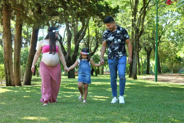 Padre Madre Embarazada Hija Caminando Parque — Foto de Stock