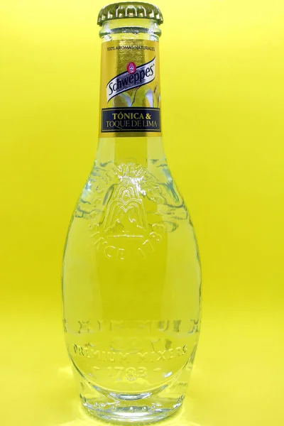Schweppes limonlu tonik.