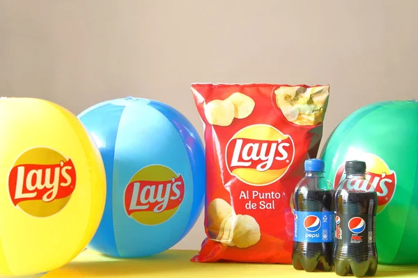 cips ve plaj topları pepsi cola ile yatar