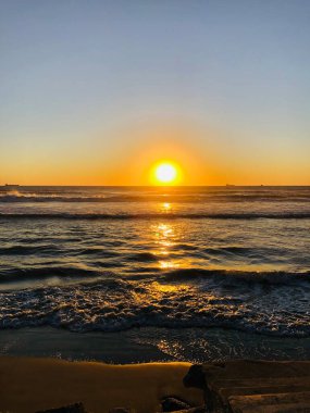 Atardecer on la playa, puesta de sol