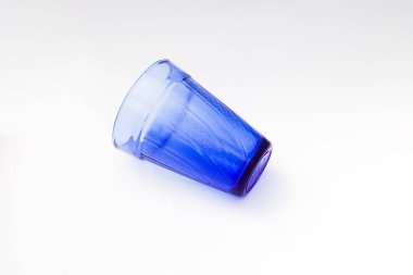 boş mavi su bardağı beyaz arka plan üzerinde izole.