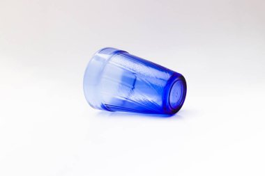 boş mavi su bardağı beyaz arka plan üzerinde izole.