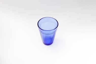boş mavi su bardağı beyaz arka plan üzerinde izole.