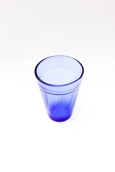 Lege Blauwe Waterglas Geïsoleerd Witte Achtergrond — Stockfoto