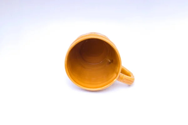 Leere Gelb Braune Tasse Mit Geflochtenem Bambusmotiv Isoliert Auf Weißem — Stockfoto