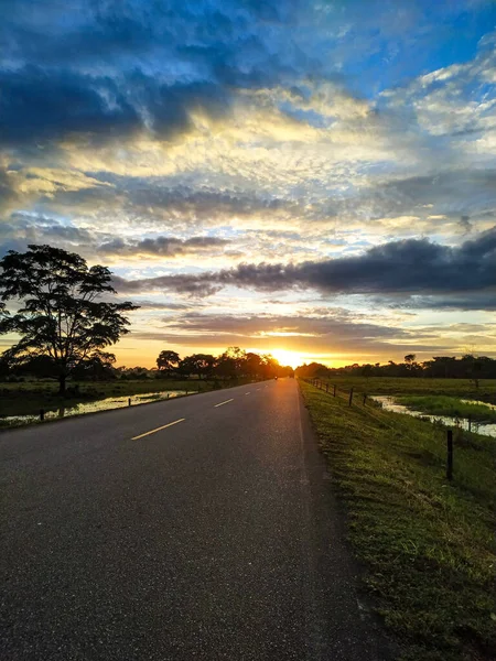 Güzel şehirlerde günbatımı