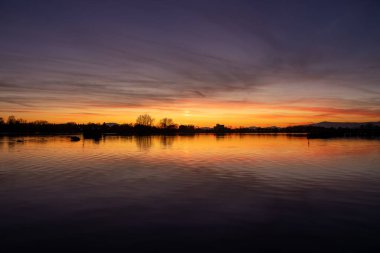 Ptuj Gölü 'nde güzel bir gün batımı. Harika bir sonbahar akşamı.