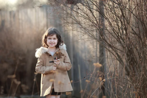 Baby girl walks in the park in spring — Stock Photo, Image