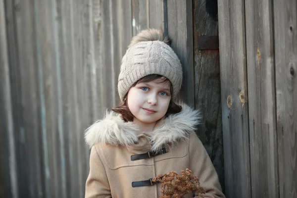 Enfant fille dans un manteau promenades au printemps Photo De Stock