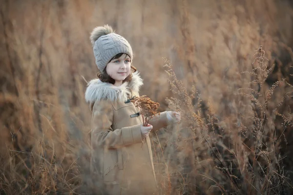 Enfant fille dans un manteau promenades au printemps Image En Vente