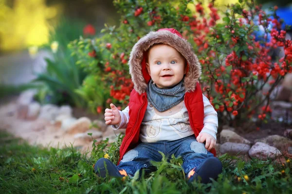 Enfant sur herbe — Photo