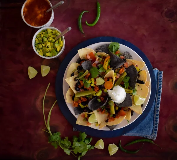 Meksika soslu, fasulye ve kremalı, mavi ve beyaz nacho.