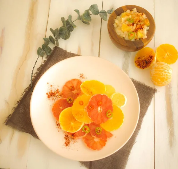 Turunçgiller, portakallar, greyfurtlar ve kırmızı biberli pijamalar.