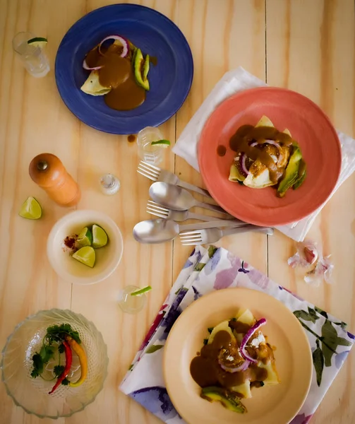 İspanyol kökenli malzemeler Meksika yemeklerine karakteristik lezzet katar, fasulye, mısır, biber, peynir, krem ve avokado bu afrijolada yemeğine dahildir.