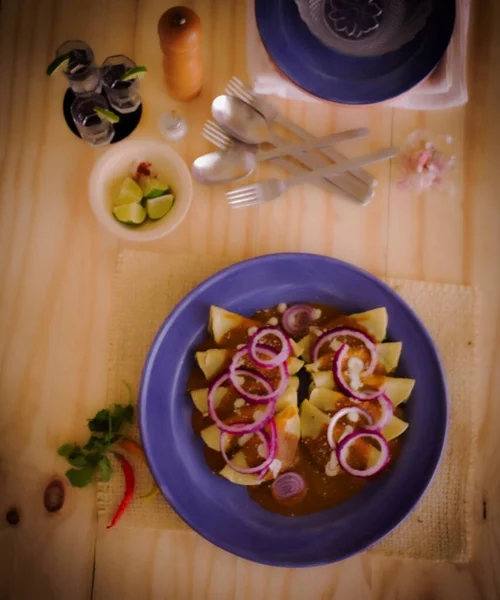 Enfrijoladas tipik bir Meksika lezzeti, fasulye, tortilla, krem, peynir, avokado bu anların tadını çıkarma tutkusu. !!