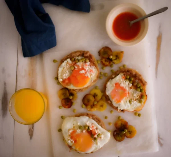 Kızarmış yumurta, kızarmış fasulye ve kızarmış muz. 