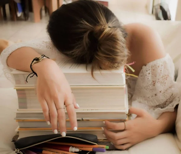 Kitaplarımın üzerinde dinleniyorum.