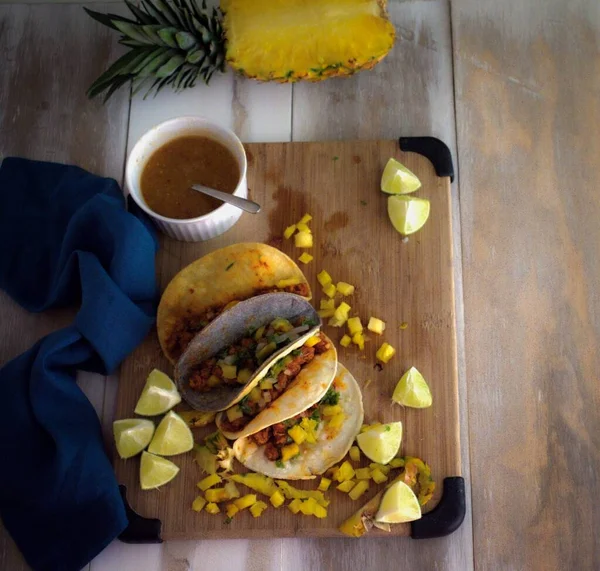 Meksika mutfağında bu durumda beyaz, sarı ve mavi mısırdan yapılmış üç çeşit tortilla vardır. Bunlar vegan al pastor tacoları.