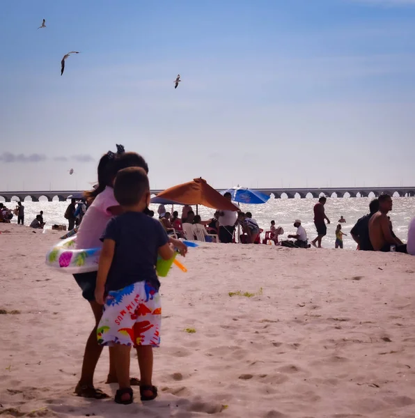 Dos Niños Jugando Mar Una Tarde Verano —  Fotos de Stock