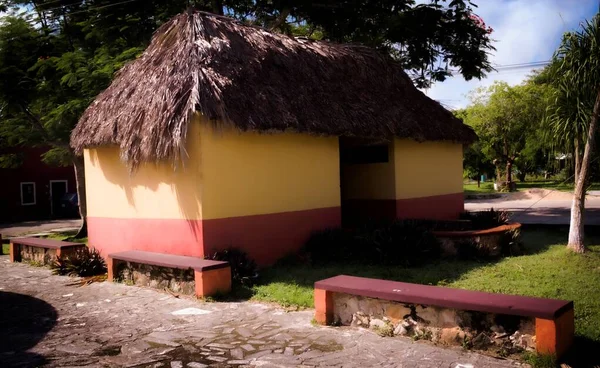 Meksika 'daki Yucatan Yarımadası' ndan yerli halkın yaşadığı tipik Maya evi.