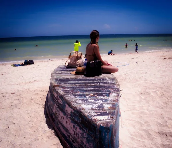 Deniz ve bu teknede oturmak çok güzel görünüyor.