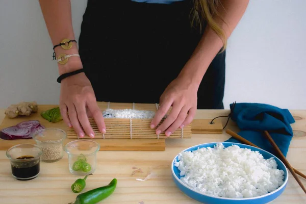 Suşi hazırlamak için Japon masa örtüsünde yuvarlanıyor. 