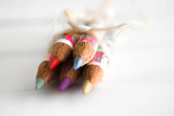 Henequen kordonlu 5 renkli kalem.