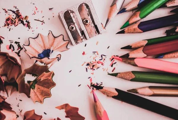 Sınıfa dönmek için kullanışlı kalemler ve kalemler.