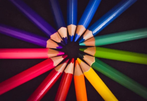 Renkli kalemler başladı, çalışma zamanı.