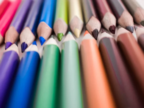 Renklerini gösteren kalemler.