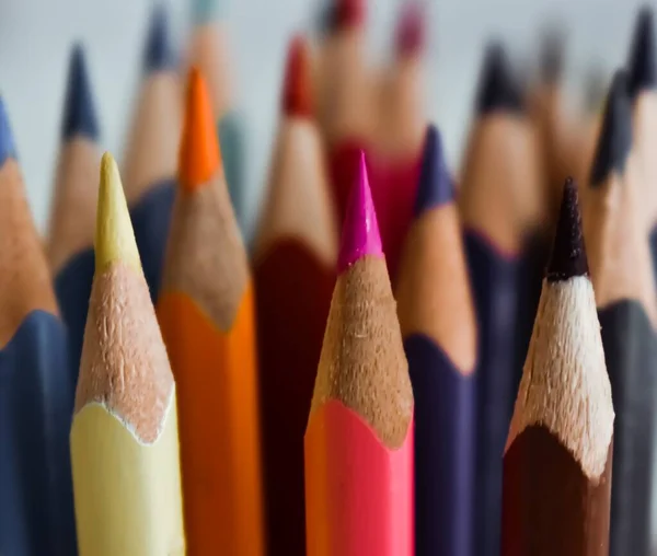 Güzel renklerde kalemler.